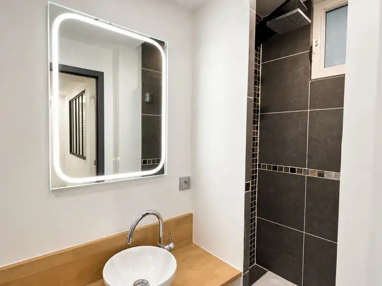 Le meuble vasque et son miroir lumineux — Projet accompagné par myVesta à Paris