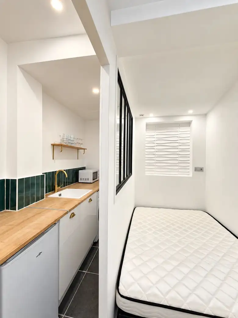 La verrière entre la cuisine et le coin nuit — Projet accompagné par myVesta à Paris