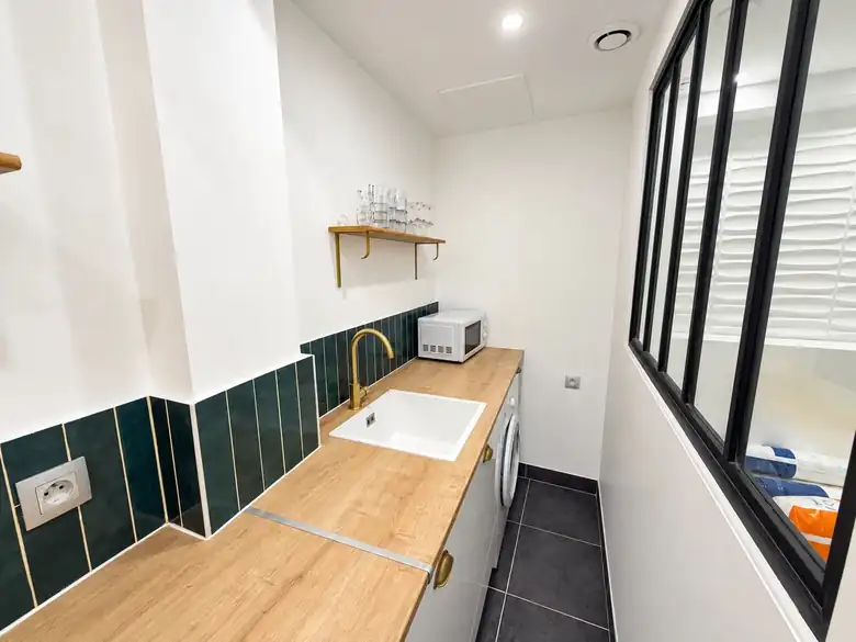 La cuisine équipée, faïence vert bouteille — Projet accompagné par myVesta à Paris