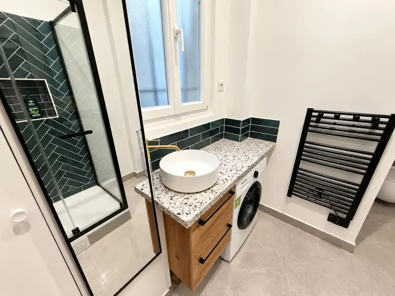 La douche et son carrelage vert — Projet accompagné par myVesta à Paris