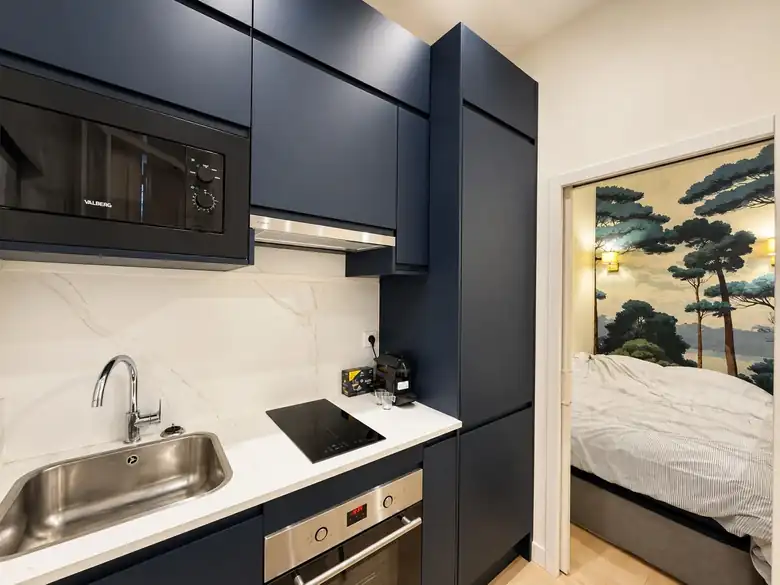La cuisine, ouverte sur la chambre — Projet accompagné par myVesta à Paris