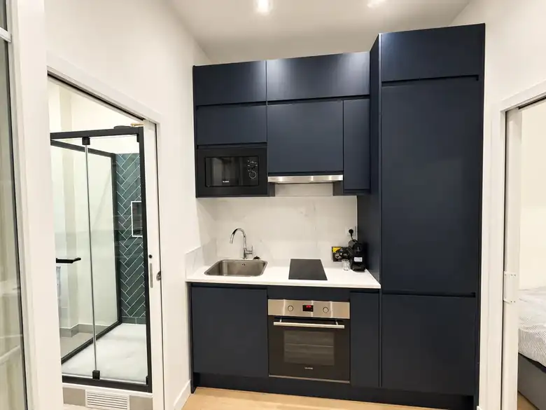 La cuisine et l’accès à la salle d’eau — Projet accompagné par myVesta à Paris