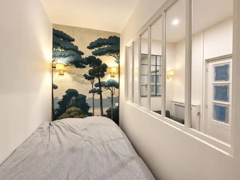 La chambre et son papier peint panoramique — Projet accompagné par myVesta à Paris