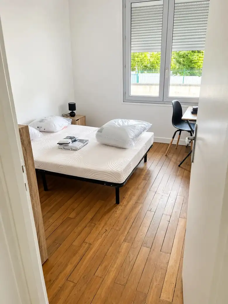 Une chambre — Immeuble de rapport de 168m² composé de 3 T3 à Poitiers