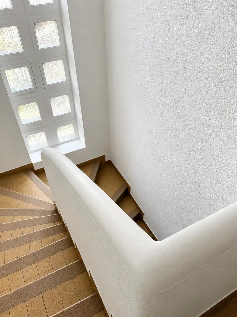 La cage d’escalier rénovée — Immeuble de rapport de 168m² composé de 3 T3 à Poitiers