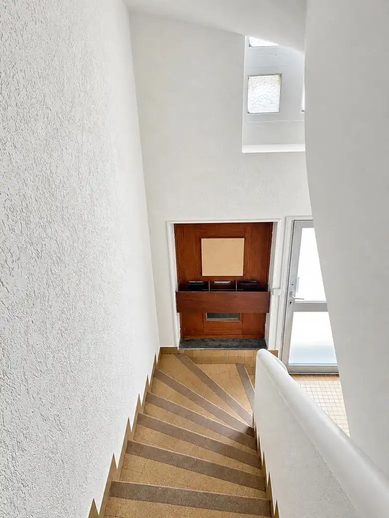 L’escalier et l’entrée — Immeuble de rapport de 168m² composé de 3 T3 à Poitiers