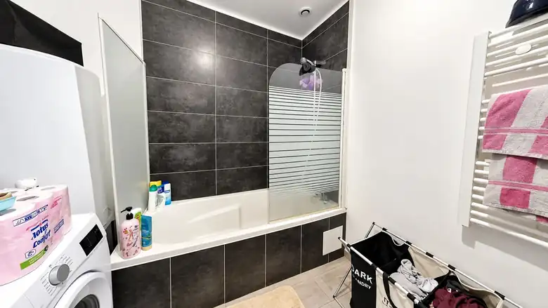 Salle de bains avec baignoire — Immeuble de rapport de 224m² composé de 9 lots : 5 studios, 2 T2, un garage et un local à Raismes