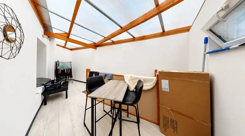 La véranda sous verrière — Immeuble de rapport de 224m² composé de 9 lots : 5 studios, 2 T2, un garage et un local à Raismes