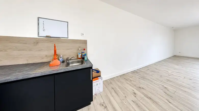 Le grand volume en cours d’aménagement — Immeuble de rapport de 224m² composé de 9 lots : 5 studios, 2 T2, un garage et un local à Raismes