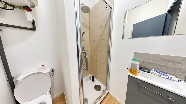 Salle d’eau du studio — Immeuble de rapport de 224m² composé de 9 lots : 5 studios, 2 T2, un garage et un local à Raismes
