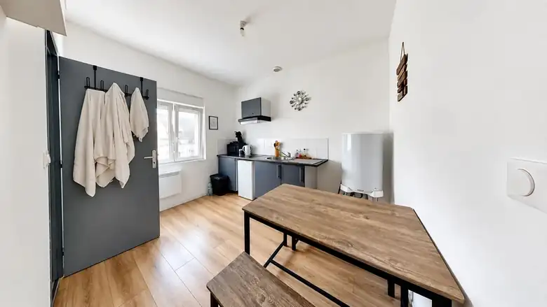 Pièce de vie et cuisine — Immeuble de rapport de 224m² composé de 9 lots : 5 studios, 2 T2, un garage et un local à Raismes