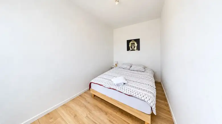 Chambre lumineuse — Immeuble de rapport de 224m² composé de 9 lots : 5 studios, 2 T2, un garage et un local à Raismes