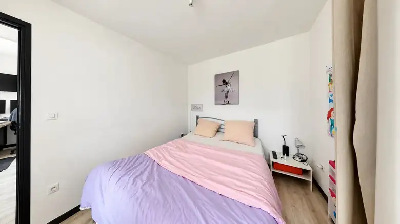 La seconde chambre — Immeuble de rapport de 224m² composé de 9 lots : 5 studios, 2 T2, un garage et un local à Raismes