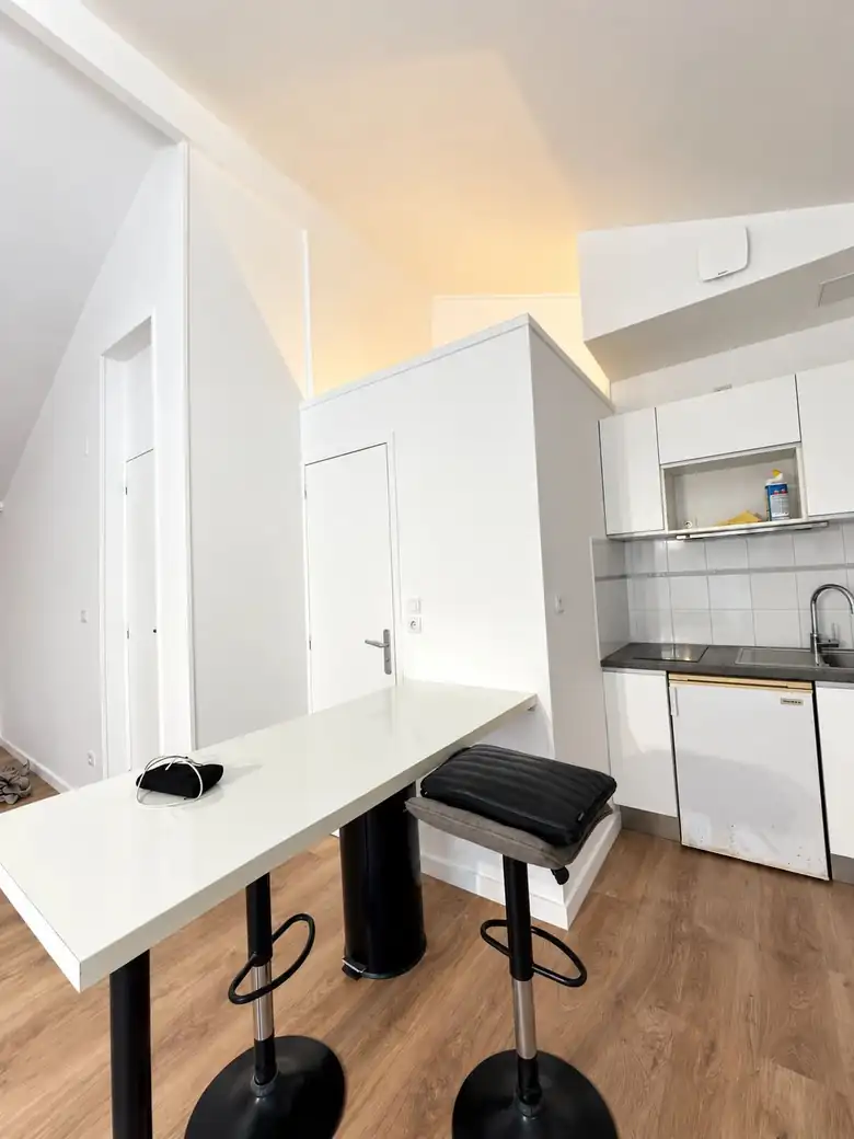 Bar et cuisine, côté salle d’eau — Appartement de 26m² à Reims