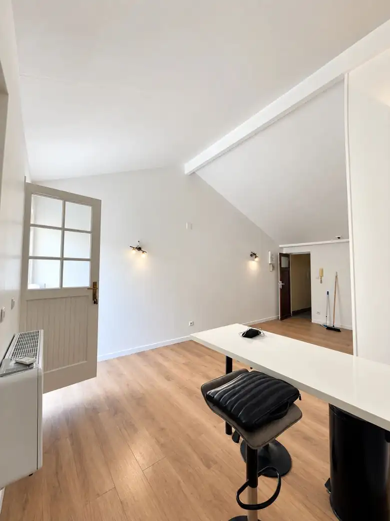 Le séjour et ses appliques — Appartement de 26m² à Reims