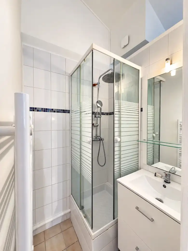 La salle d’eau et sa douche vitrée — Appartement de 26m² à Reims