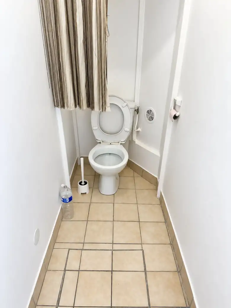 Les WC séparés — Appartement de 26m² à Reims