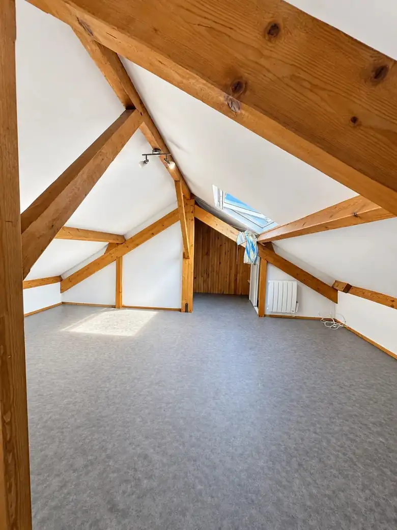 Les combles sous charpente apparente — Immeuble de rapport de 130m² composé de 4 appartements allant du studio au T2 à Saint-Brieuc