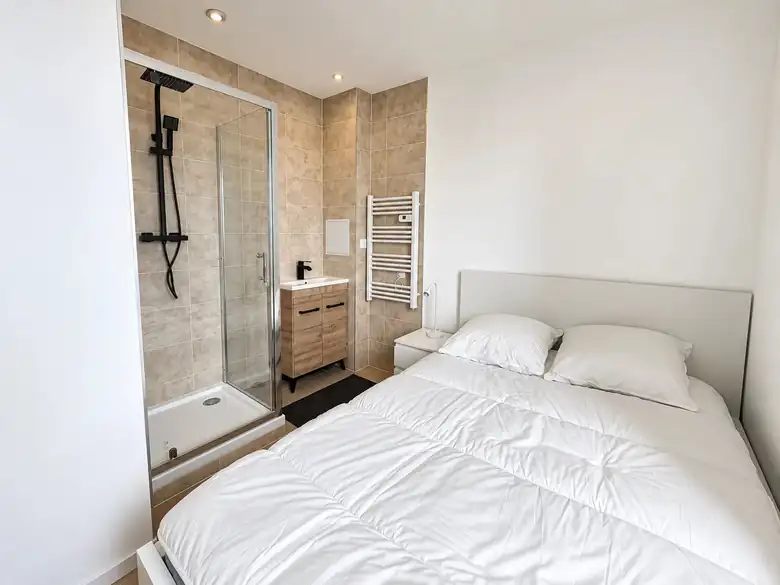 Chambre et salle d’eau ouverte — Lot d’appartements de 46m² : un studio et un T1 à Saint-Étienne