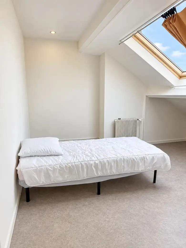 Une chambre sous combles, velux plein ciel — Immeuble de rapport de 143m² composé de 2 appartements à Saint-Pol-sur-Mer