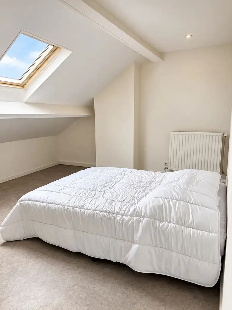 La seconde chambre mansardée — Immeuble de rapport de 143m² composé de 2 appartements à Saint-Pol-sur-Mer