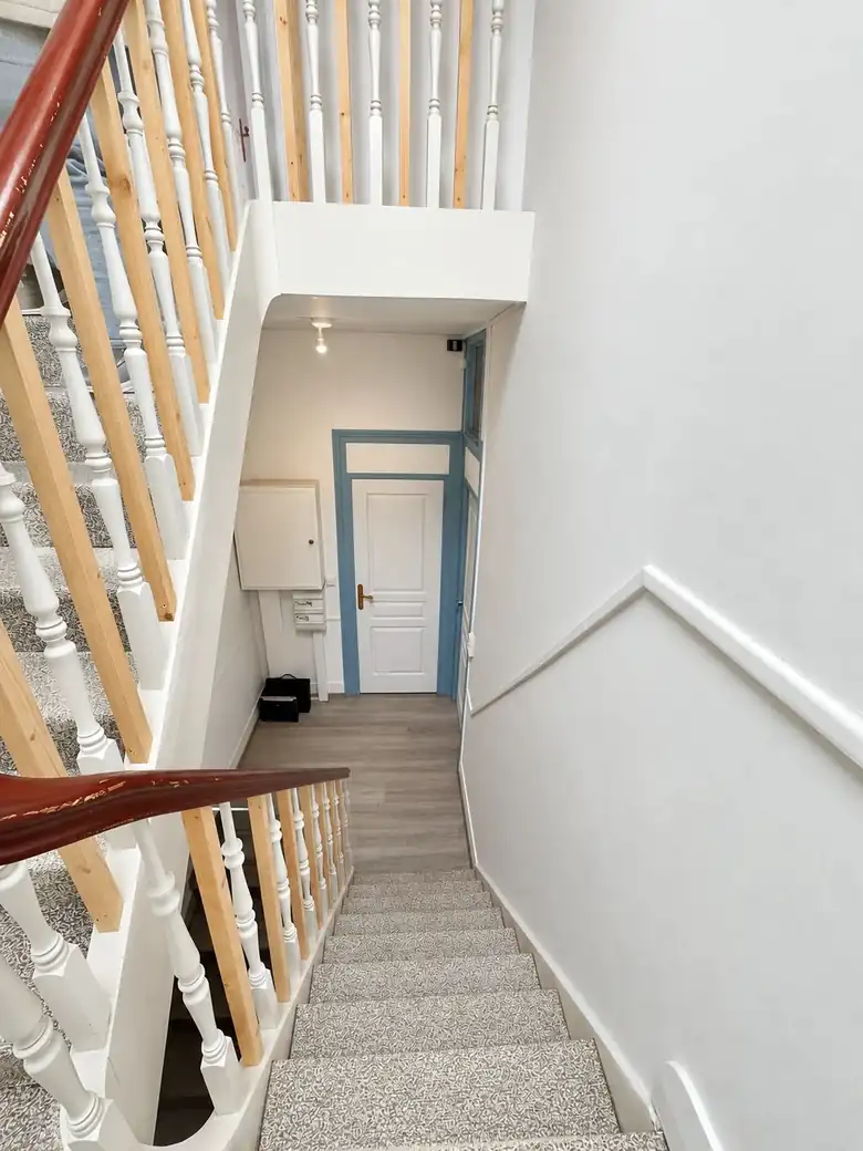 L’escalier et l’entrée de l’appartement — Immeuble de rapport de 143m² composé de 2 appartements à Saint-Pol-sur-Mer
