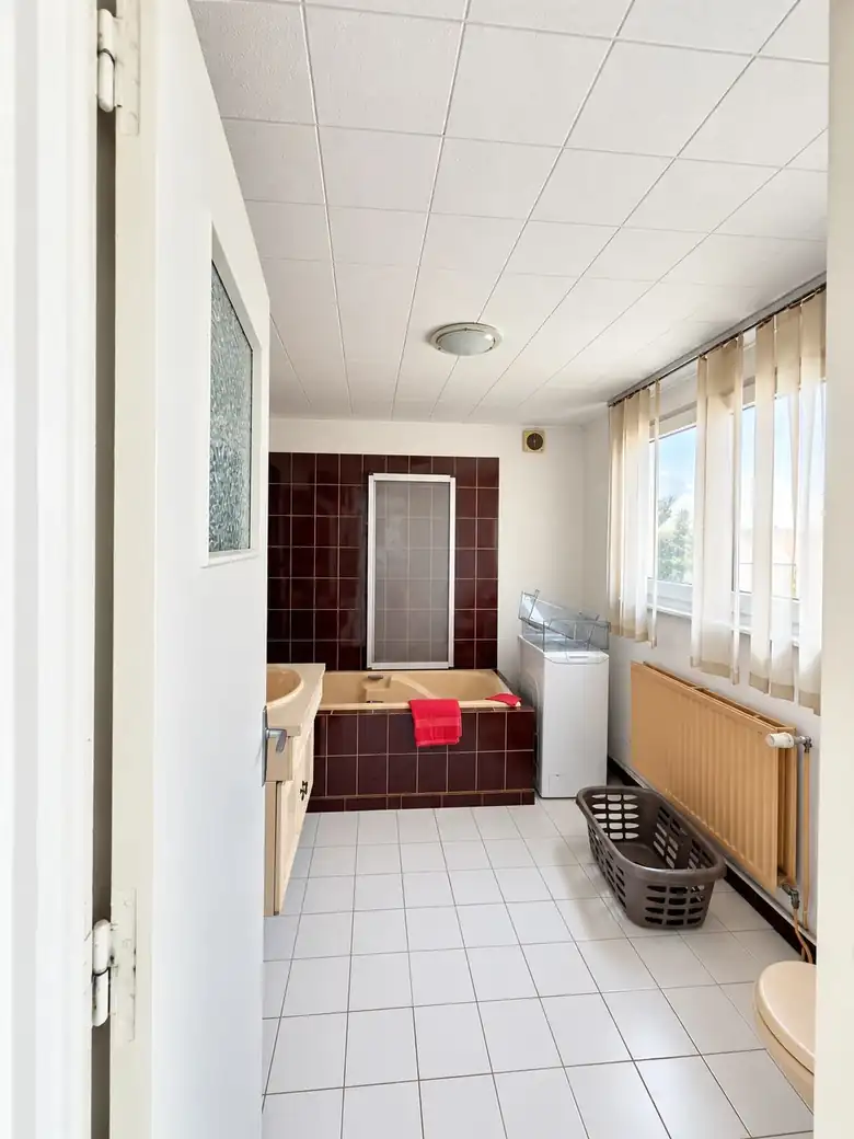 La salle de bains et sa baignoire — Immeuble de rapport de 143m² composé de 2 appartements à Saint-Pol-sur-Mer
