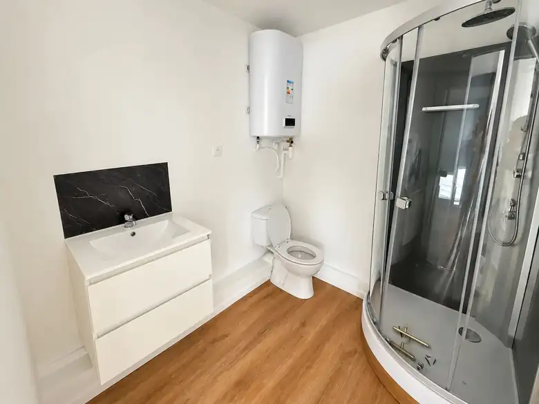 La salle d’eau et sa cabine de douche — Immeuble de rapport de 127m² composé de 4 lots : trois T2 et un studio à Saint-Pol-sur-Mer