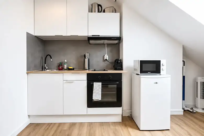 La kitchenette, four et plaque induction — Immeuble de rapport de 129m² composé de 2 T3 et d’un studio à Saint-Pol-sur-Mer