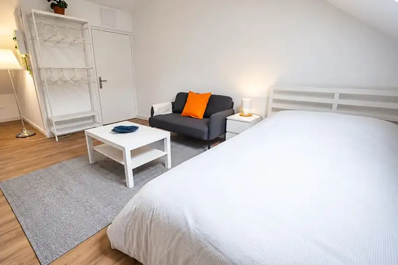Coin salon, penderie et entrée — Immeuble de rapport de 129m² composé de 2 T3 et d’un studio à Saint-Pol-sur-Mer