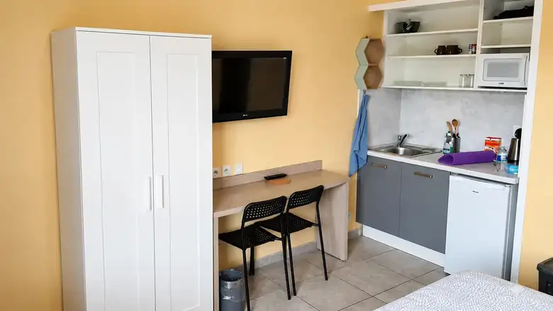 Bureau et kitchenette équipée — Ancien hôtel de 114m² composé de 6 studios à Sainte-Savine
