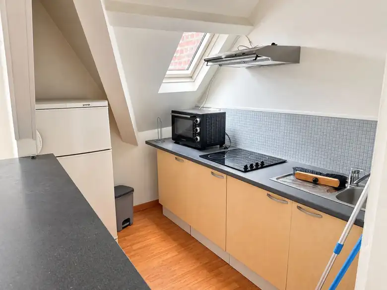 La cuisine équipée sous velux — Immeuble de rapport de 136m² composé de 3 lots à Valenciennes
