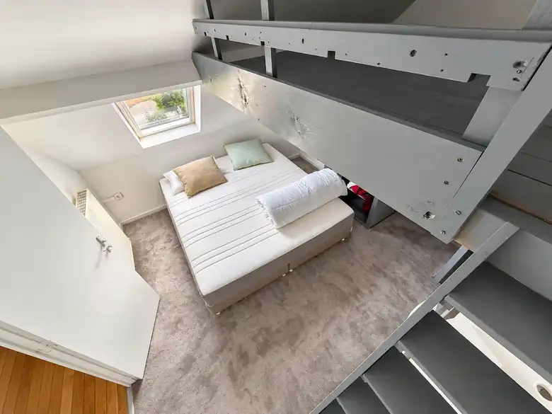 La chambre vue de la mezzanine — Immeuble de rapport de 136m² composé de 3 lots à Valenciennes